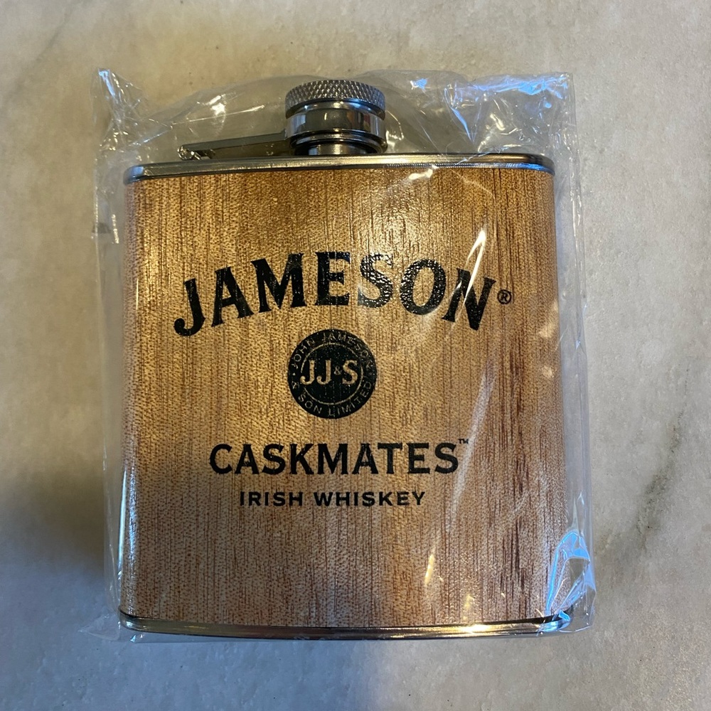 NWT Jameson wood grained 6oz flask.